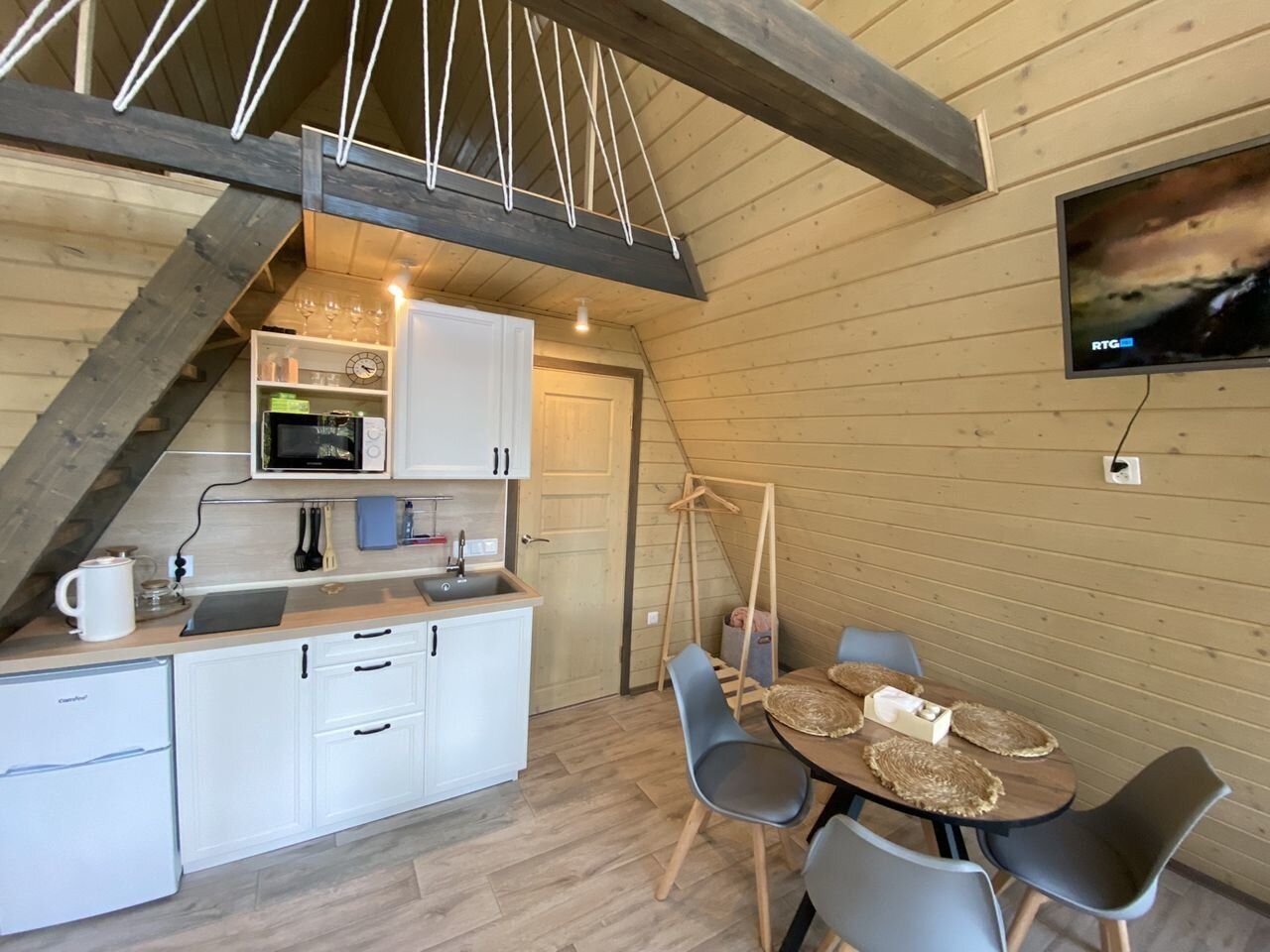 A-frame дом на берегу озера 