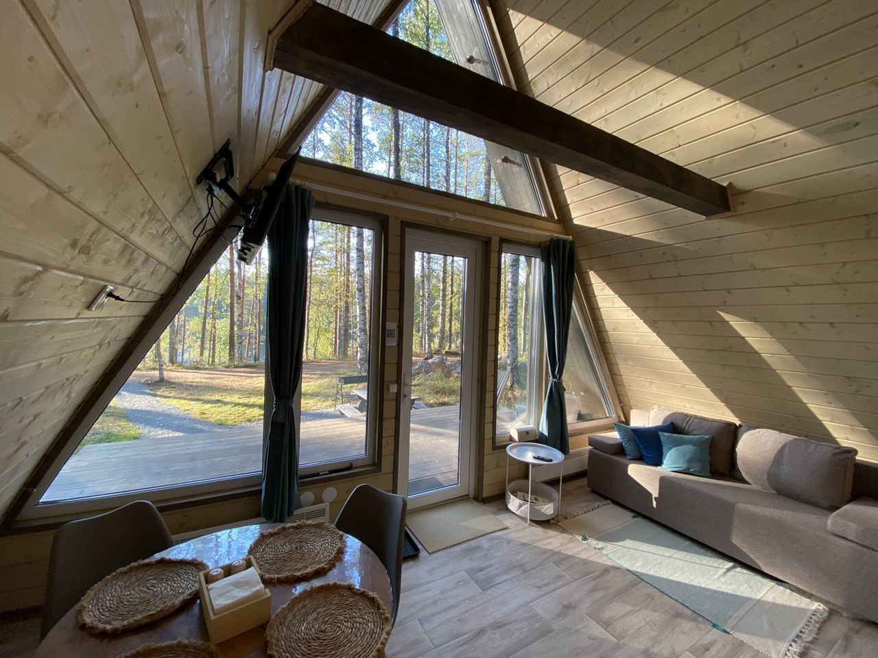 A-frame дом на берегу озера 